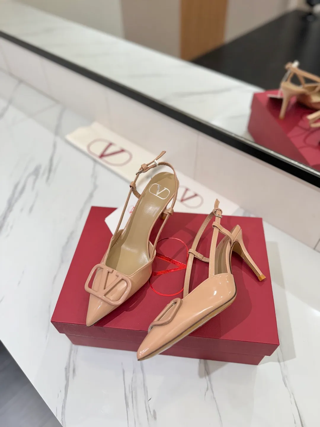 💕💕Factory direct selling price p520💕💕 Valentino launches a new series of sandals, sandals with pointed toe V-buckle sandals. The upper part of the foot is very pedicure-like. The key point is that it is very good and easy to control. It does not grind or tire your feet. It is a walking artifact! Metal VLOGO diamond buckle elements, full of high-end sense! It became sweet instantly.  The avant-garde VLOGO SIGNATURE shoe series interprets VALENTINO GARAVANI's candid attitude. Valentino Garavani V logo back hollow sandals with VLogo Signature decoration, platinum tone VLogo Signature decoration! Upper: imported patent leather Lining: imported goatskin Outsole: Italian leather outsole Heel height: 8cm Size: 35-39 (34-40-41-42 customized size)